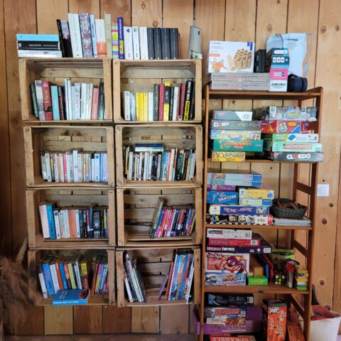 Bibliotèque et jeux de société Camping Les Cigales Pézenas